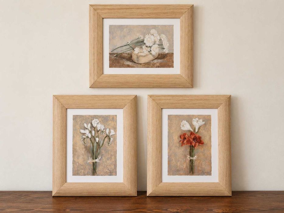 Conjunto de 3 quadros florais com moldura clara