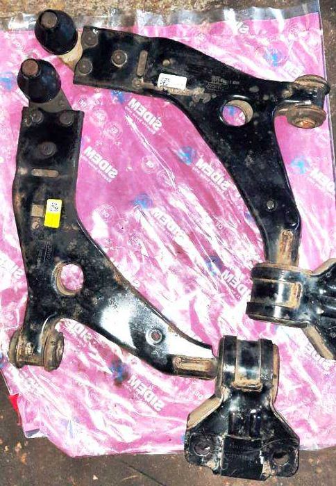 Продаються передні важелі підвіски (лівий та правий), б/у. Ford Escape