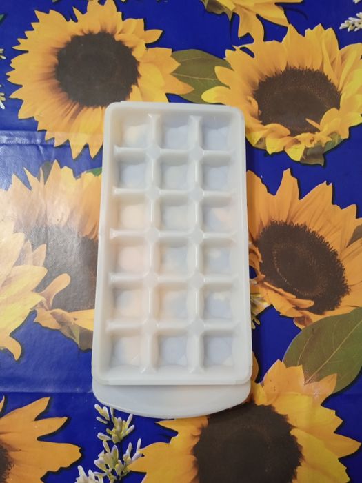 Лоток форма для льда в холодильнике