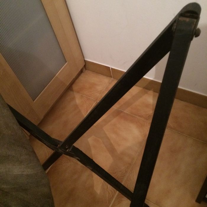 Cadeira em pele genuína/ estrutura em madeira