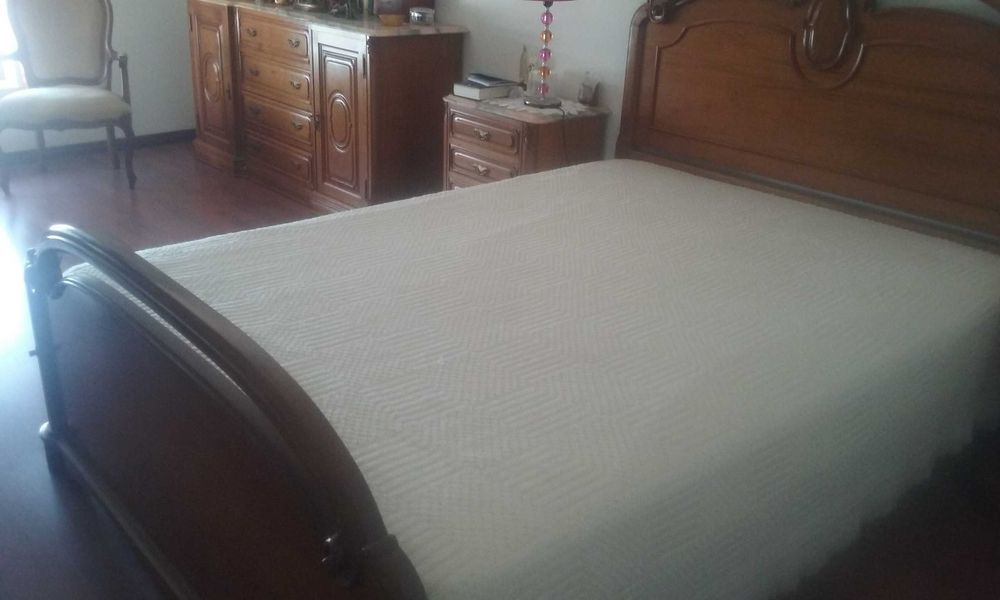 Cama de casal em nogueira