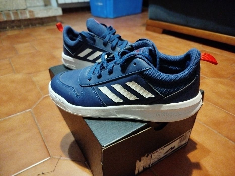 Tênis da adidas azuis