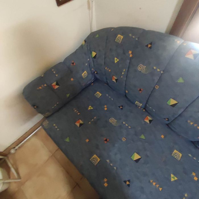 Sofá-cama de 3 lugares, em tecido azul com padrão