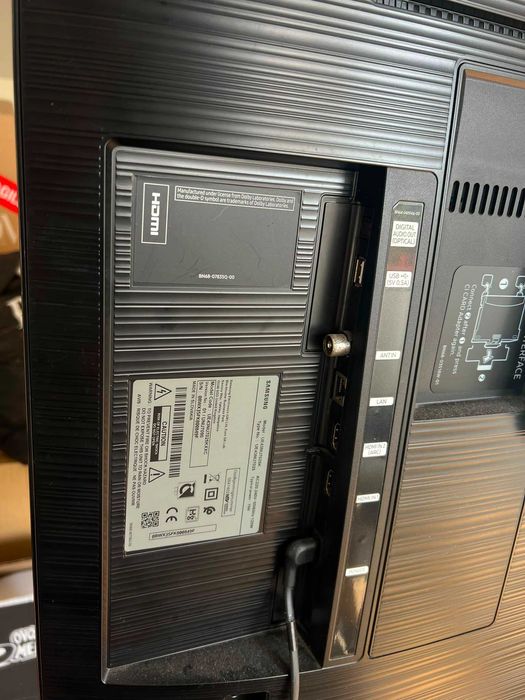 TV 43 LG + Suporte com rodas (ecrã queimado)