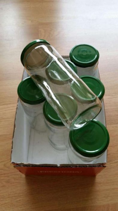 Conjunto de 8 frascos de vidro limpos e sem rótulos.