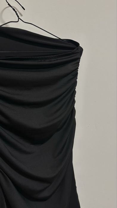 Платье без бретелей с разрезом