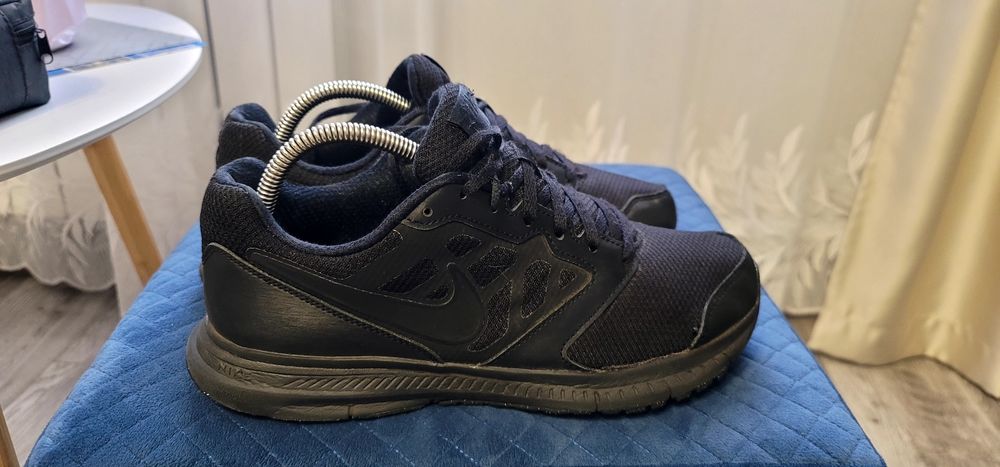 Продам фірмові кросівки Nike