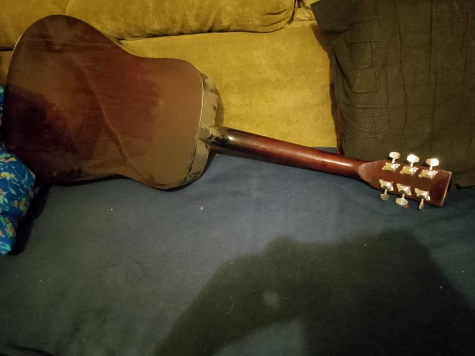 Akustyczna gitara vibe