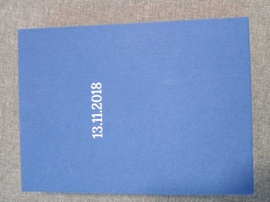 Синя коробочка для подарунка