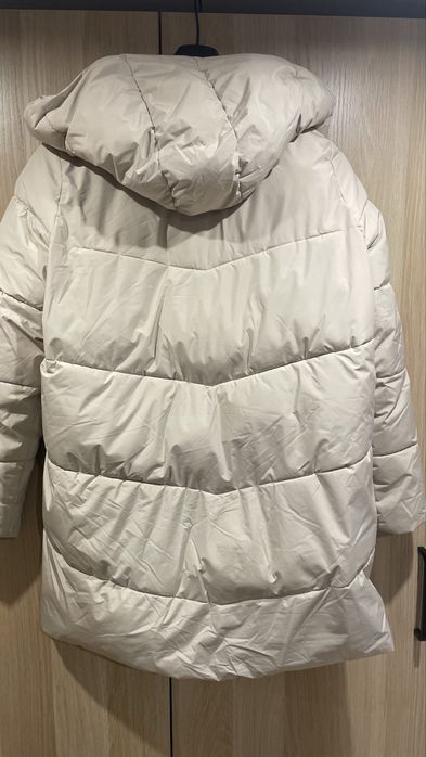 Kurtka zimowa damska Reserved 40 w kolorze kremowym z kapturem