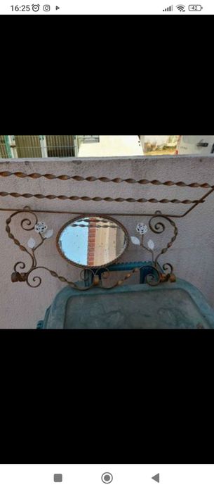 Mesa e bengaleiro antigo em ferro