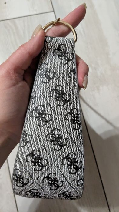 Сумочка багет Guess в сірому кольорі