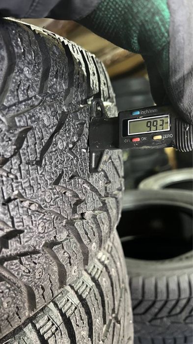 Комплект шиповоної зимової гуми 215/60/16