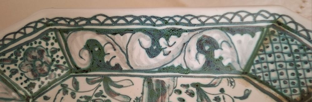 Travessa de faiança de Coimbra pintado à mão cor verde sec. XVII