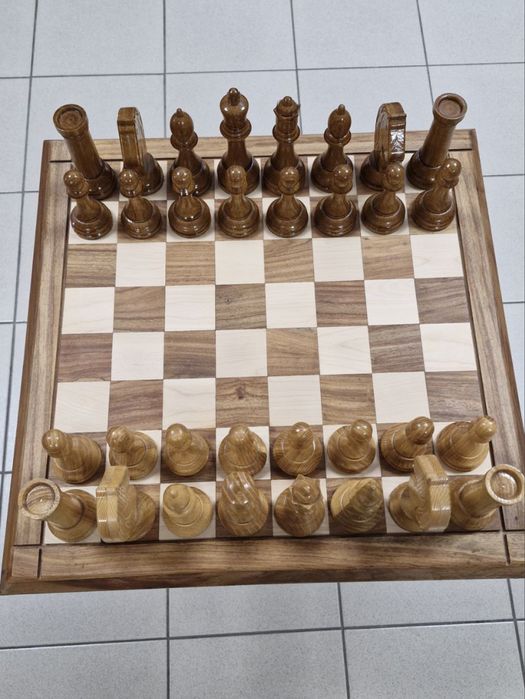 Шаховий стіл з фігурами (шахи, шахматы).