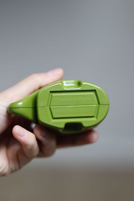 Dwa plastikowe słoniki skarbonki Dresdner Bank, lata 80