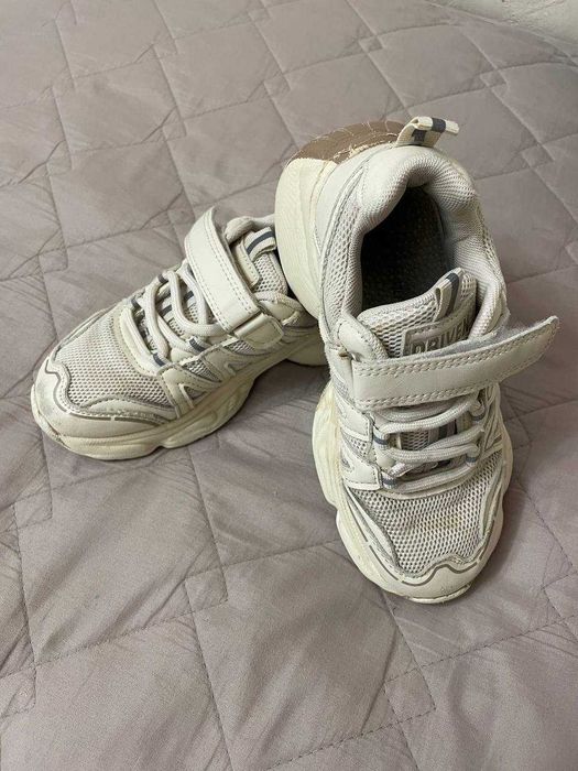 Кроссовки со шнуровкой и липучкой светло-бежевые размер 32
