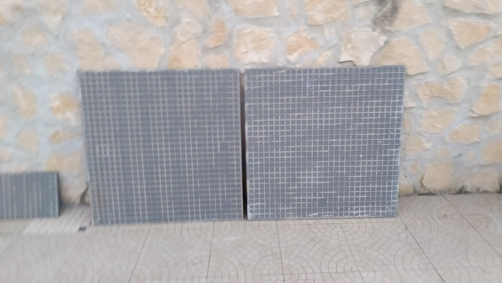 Azulejos grandes preto..