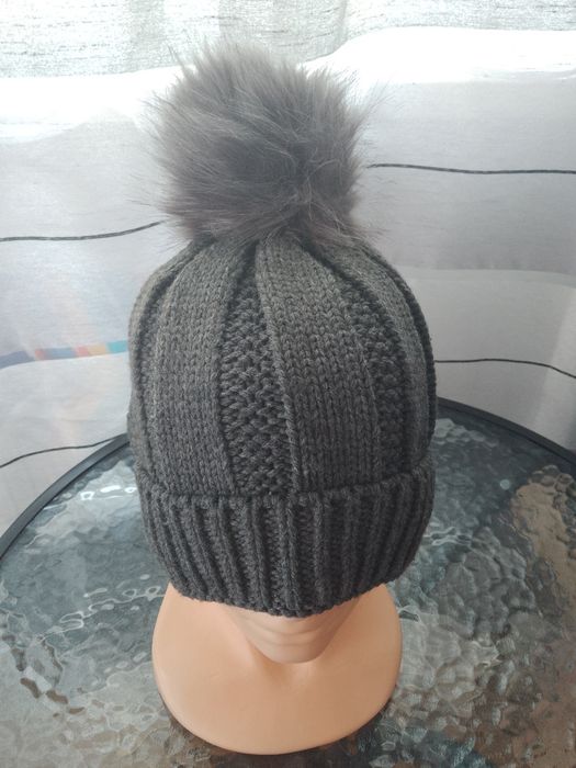 Nowa czapka z pomponem damska