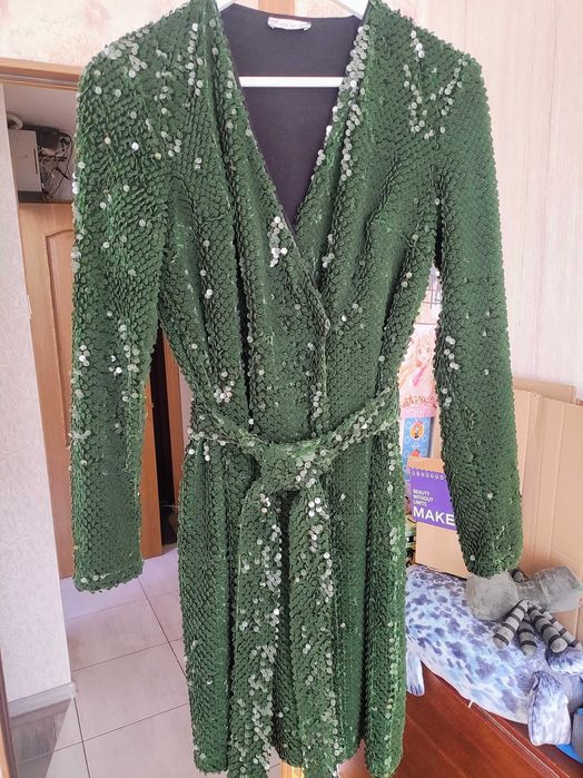 Темно-зелена коктейльна сукня однотонна