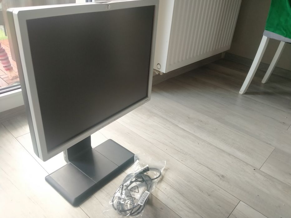 Monitor HP – sprawny, z kablem DVI–DisplayPort