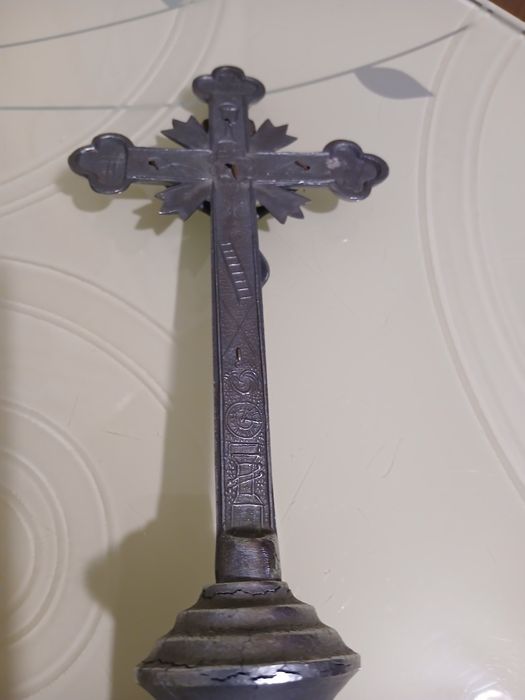 Stary  krzyż metalowy