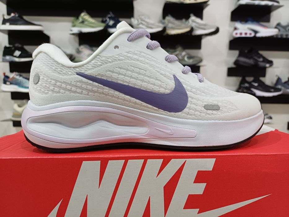 Кросівки жіночі Nike Journey Run