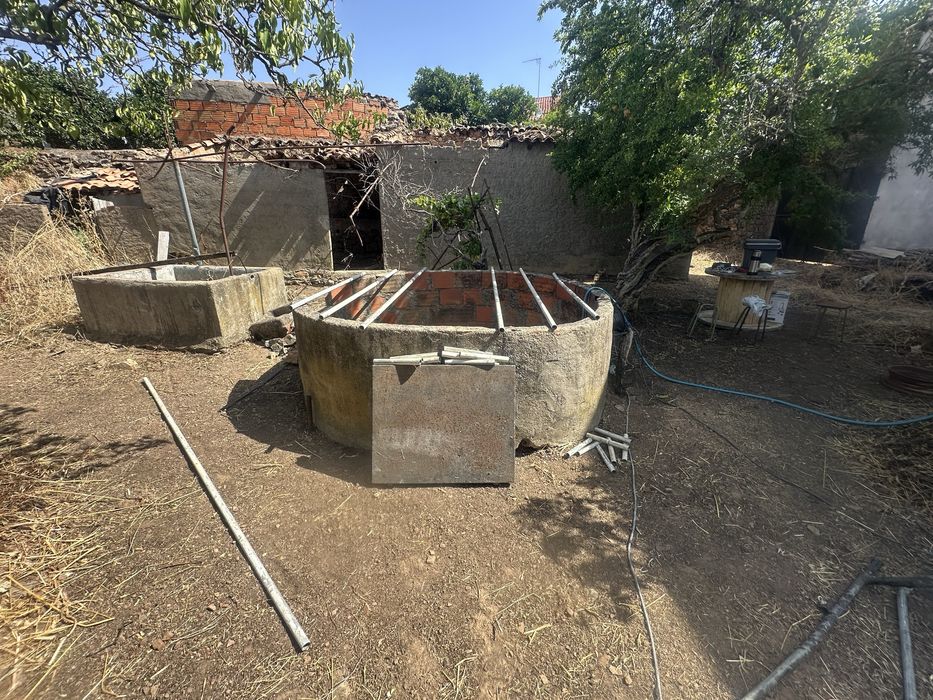Vendo 2 casas em estado de ruína mais terreno com 1.000m2!