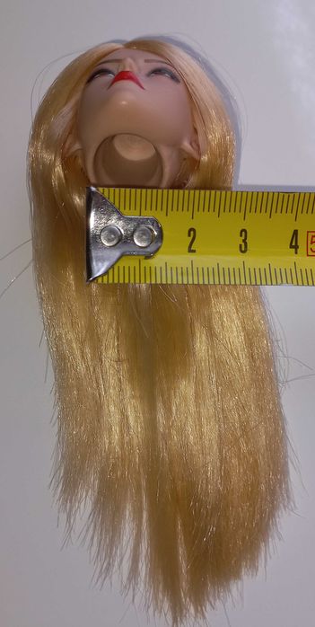 Głowa lalki z blond włosami