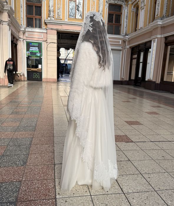 Весільна сукня з мереживом
