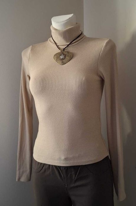 Beżowy golf FB Sister XS – miękki, kobiecy