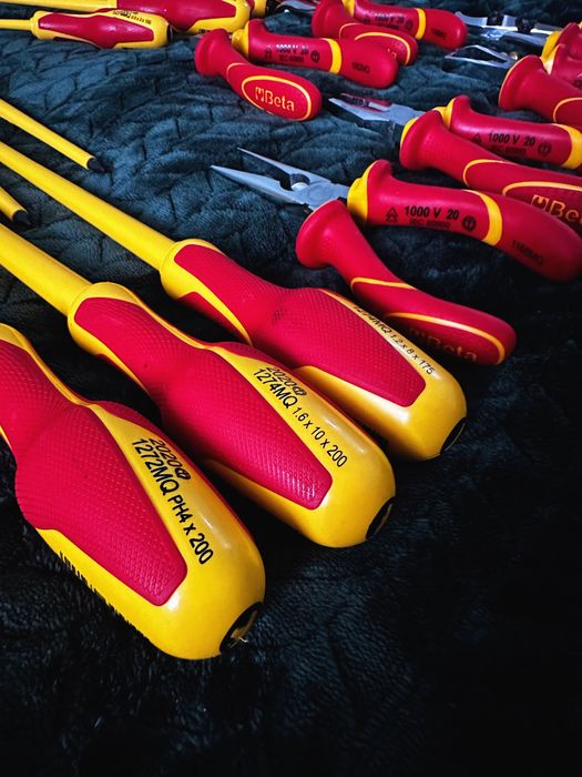 Beta - zestaw narzędzi (klucze trzpieniowe, wkrętaki, szczypce i pas)