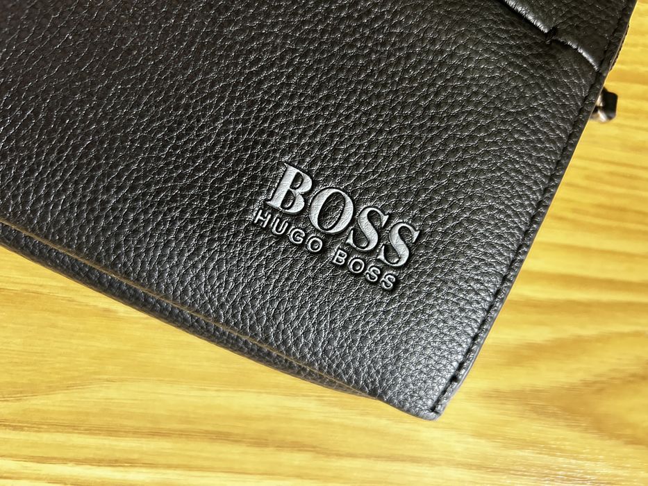 Кожаный черный клатч Hugo Boss