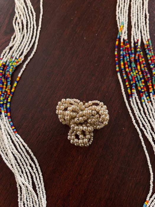 Намисто з бісеру та брошка