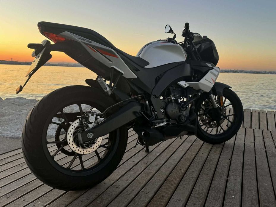 Mota Aprilia Tuono 125cc - Pneus Michelin - 9.900km