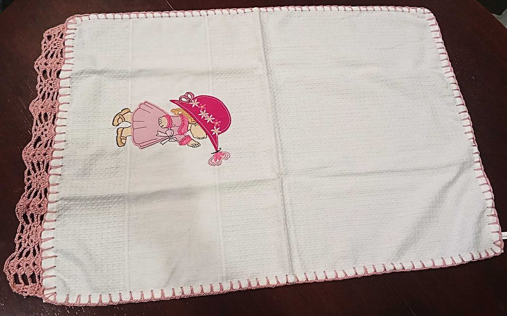 Pano com ponto de renda cor de rosa feito à mão