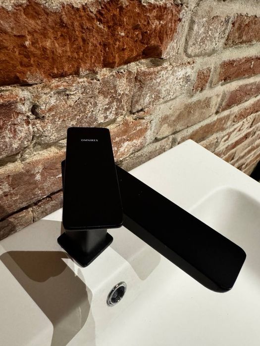 Умивальник з краном