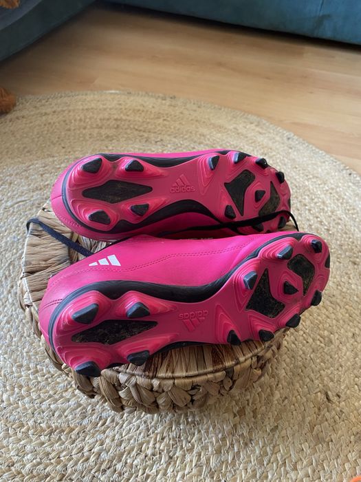 Chuteiras de futebol rosa da Adidas