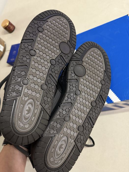 нові чоловічі кросівки adidas “Adi 2000”