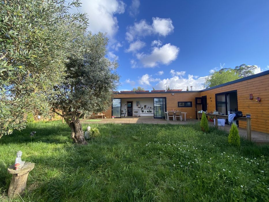 Quarto c casa de banho privada p arrendar em moradia rústica