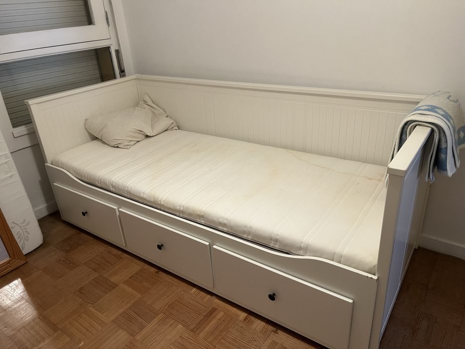 Cama Brimnes com um colchão IKEA