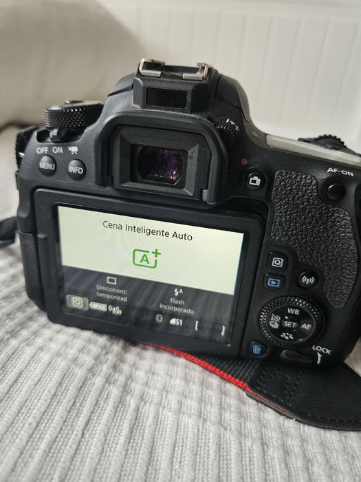 Canon 77D + lente Canon EF-S 18-55mm