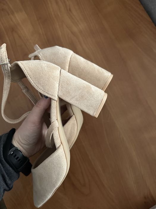 Beżowe zamszowe czółenka w szpic na obcasie 37 38