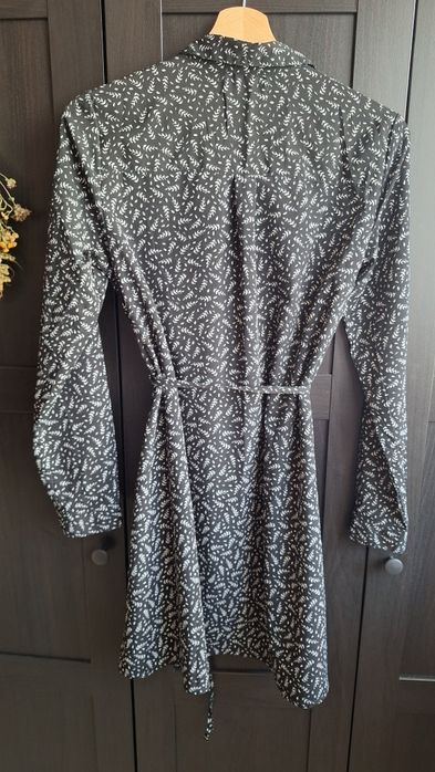 Sukienka w kwiaty wiązana w pasie czarna