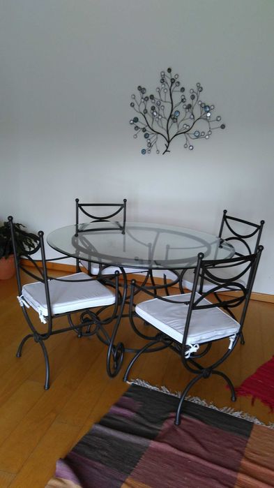 Mesa redonda em ferro + 4 cadeiras