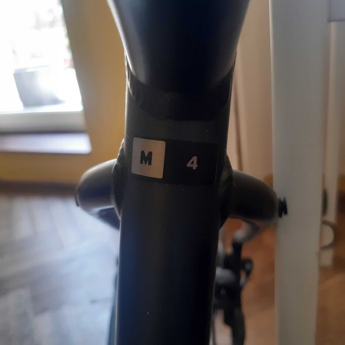 Bardzo mało jeżdżony Giant Roam (21 biegów),
rama M4,
Kask gratis