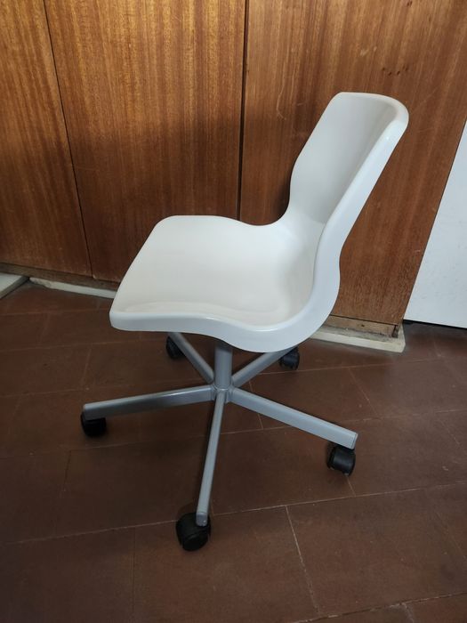 Cadeira para secretária com rodas como nova.