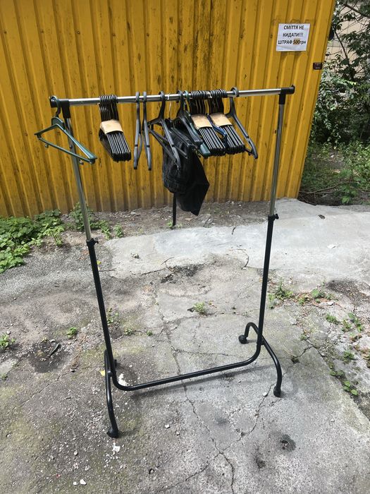 Мобільний гардероб і вішалки