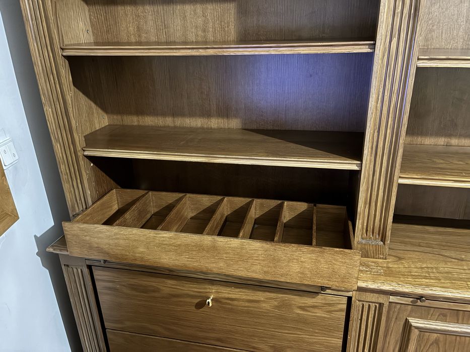 Estante com três módulos em madeira maciça