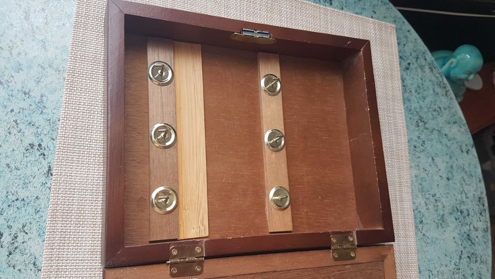 Drewniany wieszak na klucze z lustrem,